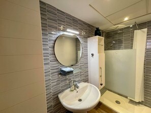 Chuveiro, secador de cabelo, toalhas de banho