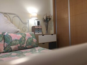 2 makuuhuonetta, silitysrauta/-lauta, Wi-Fi, vuodevaatteet