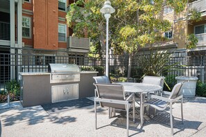 Outdoor dining - Trendy Santa Clara 2BR w/ W/D, Gym, Pool, walk to Safeway, by Blueground (Santa Clara)