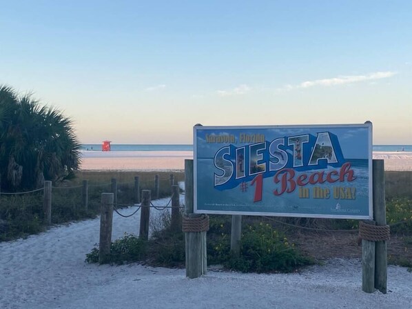 Un panneau d’information placé sur la plage de Siesta Beach, à Sarasota, en Floride, indiquant qu’il s’agit de la meilleure plage des États-Unis.