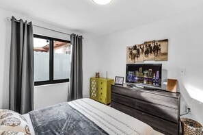 3 bedrooms, desk, iron/ironing board, free WiFi