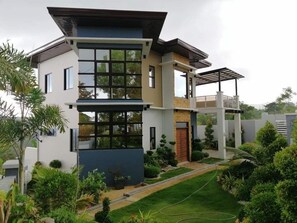 Exterior - Villa - Sleeps 10 - Communal Pool - Parking (Mariveles Bataan)