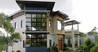 Villa - Sleeps 10 - Communal Pool - Parking