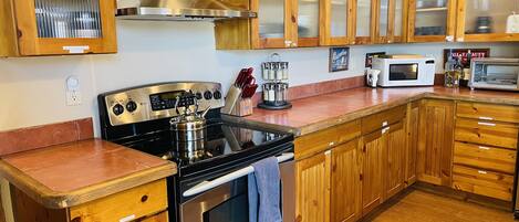 Geladeira, micro-ondas, fogão, cooktop