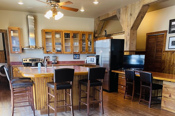 Full size kitchen with fridge, stove/oven