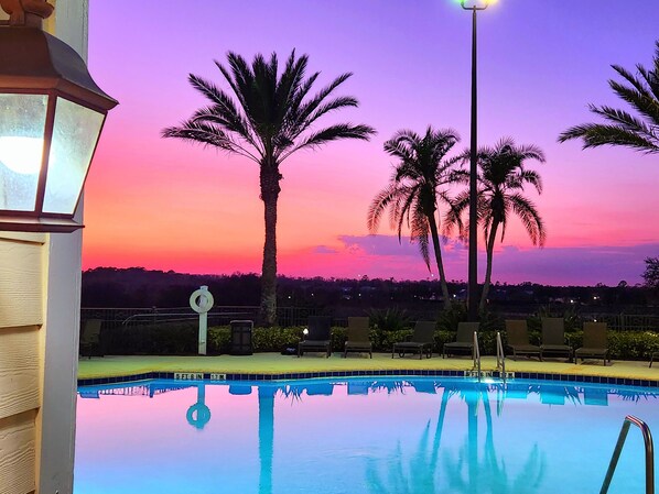 Alberca al aire libre y alberca climatizada