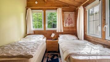 3 bedrooms, iron/ironing board, bed sheets