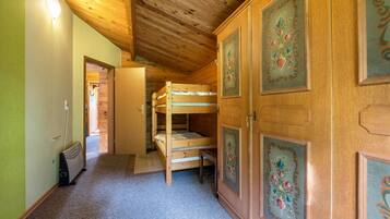 3 habitaciones, tabla de planchar con plancha y ropa de cama