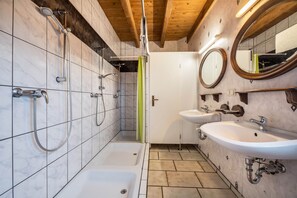 Douche, serviettes fournies