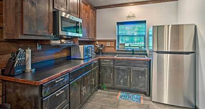 Charming Quitman Cabin < 2 Miles to Lake Fork