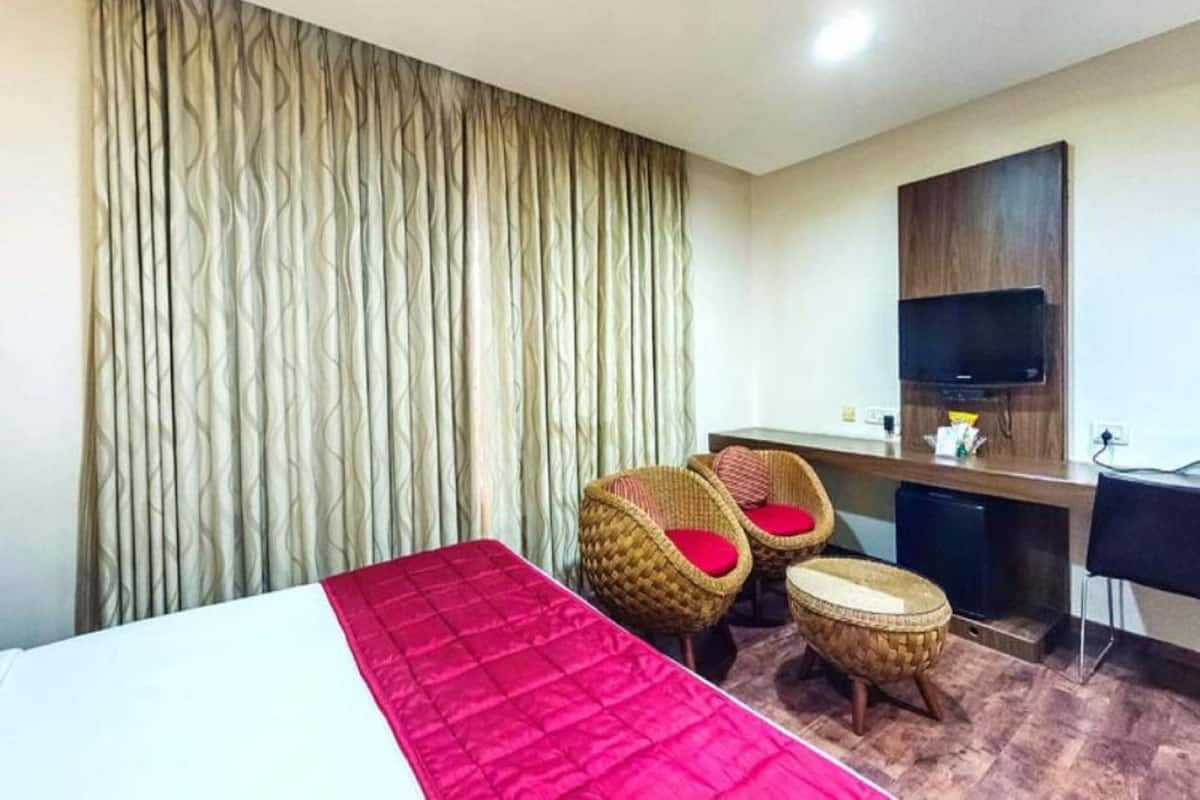 Kamar Deluks | Meja kerja, ruang kerja ramah laptop, dan seprai linen