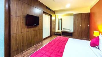 Een bureau, een laptopwerkplek, beddengoed