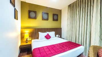 Deluxe Room | Desk, laptop workspace, bed sheets