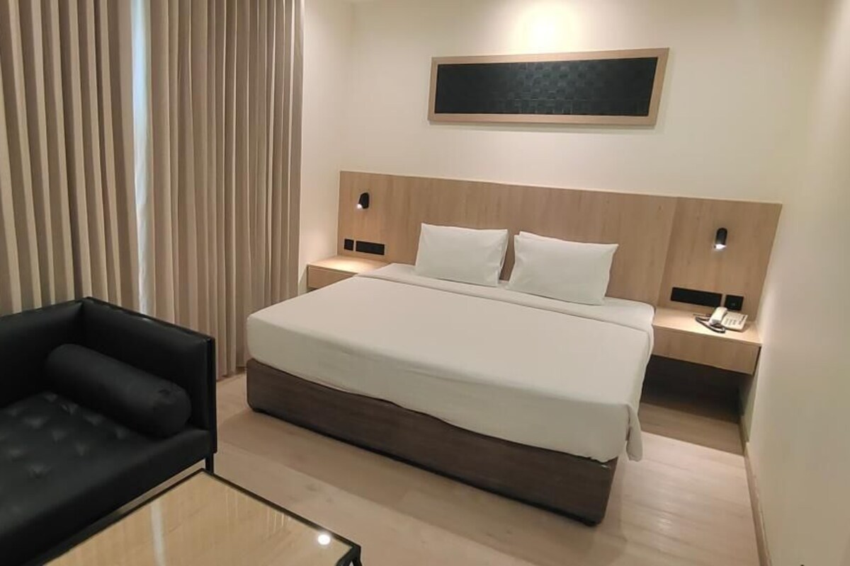 Superior Room | Desk, laptop workspace, bed sheets