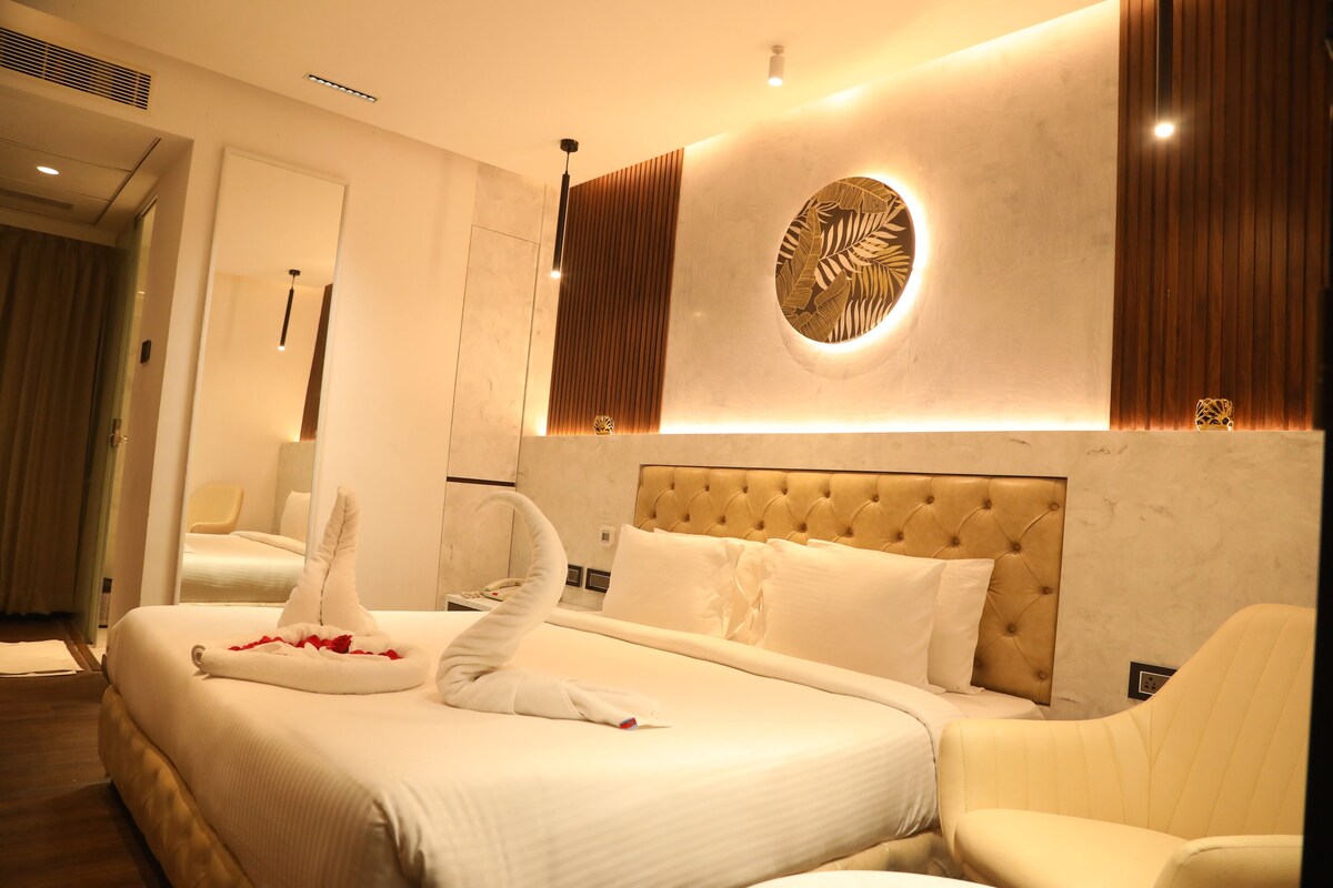 Elite Room | Desk, laptop workspace, bed sheets