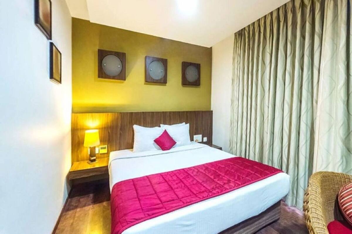 Escritorio, espacio para trabajar con un portátil, ropa de cama