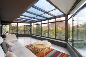 Smart-TV, Kamin, Bücher, Musikbibliothek