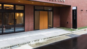 Un edificio de ladrillo con grandes ventanales y un letrero que dice "SOTETSU FRESA INN".