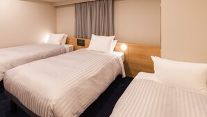 Habitación de hotel con dos camas individuales, cabecero de madera, panel de control y una cortina.
