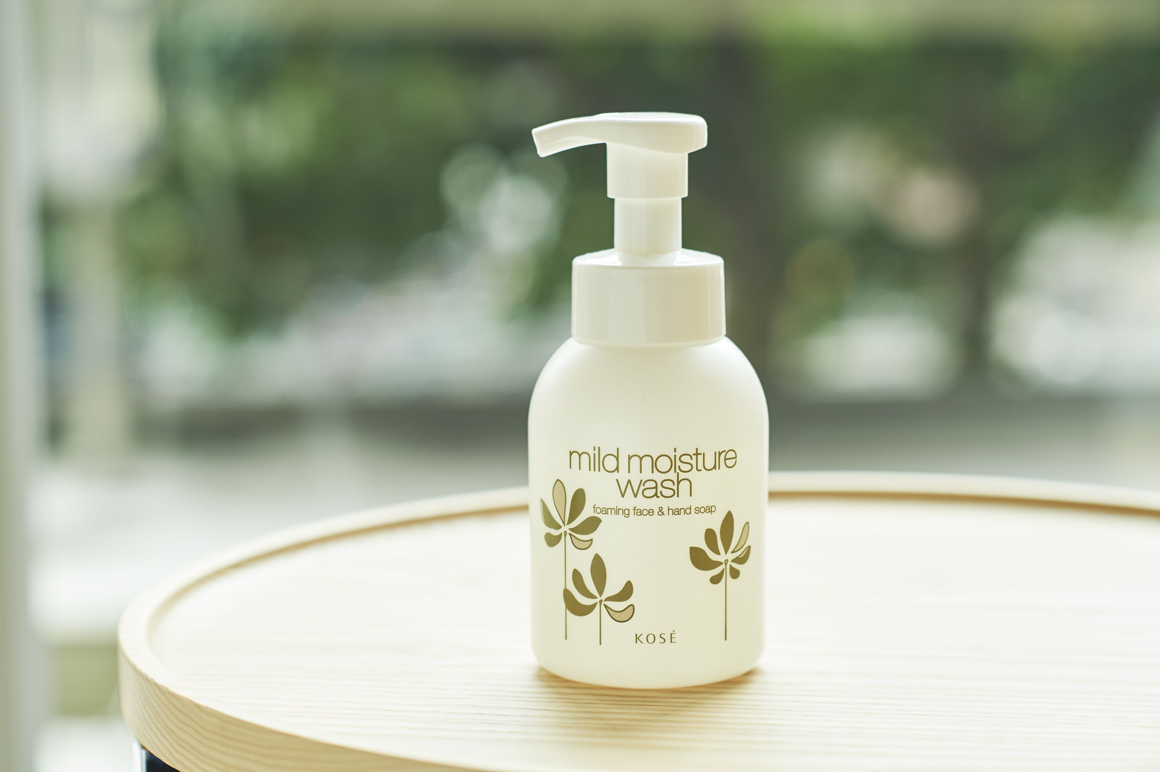 combined shower/bathtub, deep-soaking bathtub, free toiletries