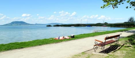 Una spiaggia nelle vicinanze