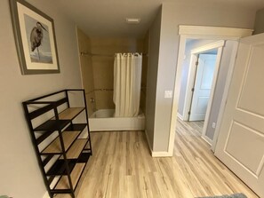 Badewanne, Whirlpool, Haartrockner, Handtücher