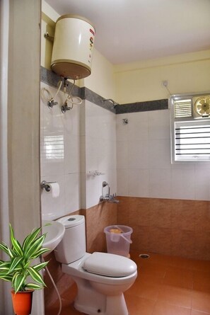 Deluxe Room | Bathroom | Shower - Banjaara Suites (Bengaluru)
