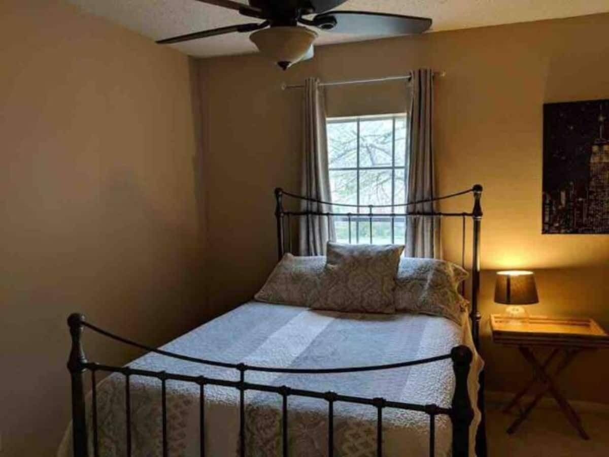 The Daffodil- Entire home - 3 Bedroom, 2.5 bath, large den and yard