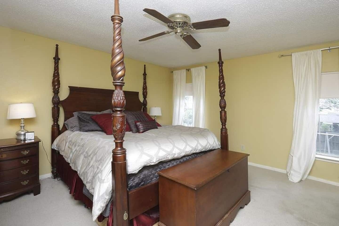 The Daffodil- Entire home - 3 Bedroom, 2.5 bath, large den and yard