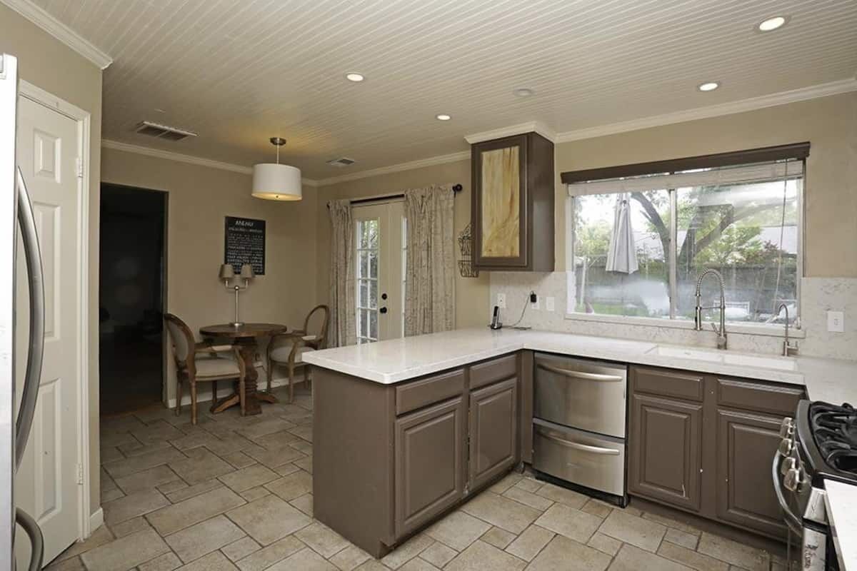 The Daffodil- Entire home - 3 Bedroom, 2.5 bath, large den and yard