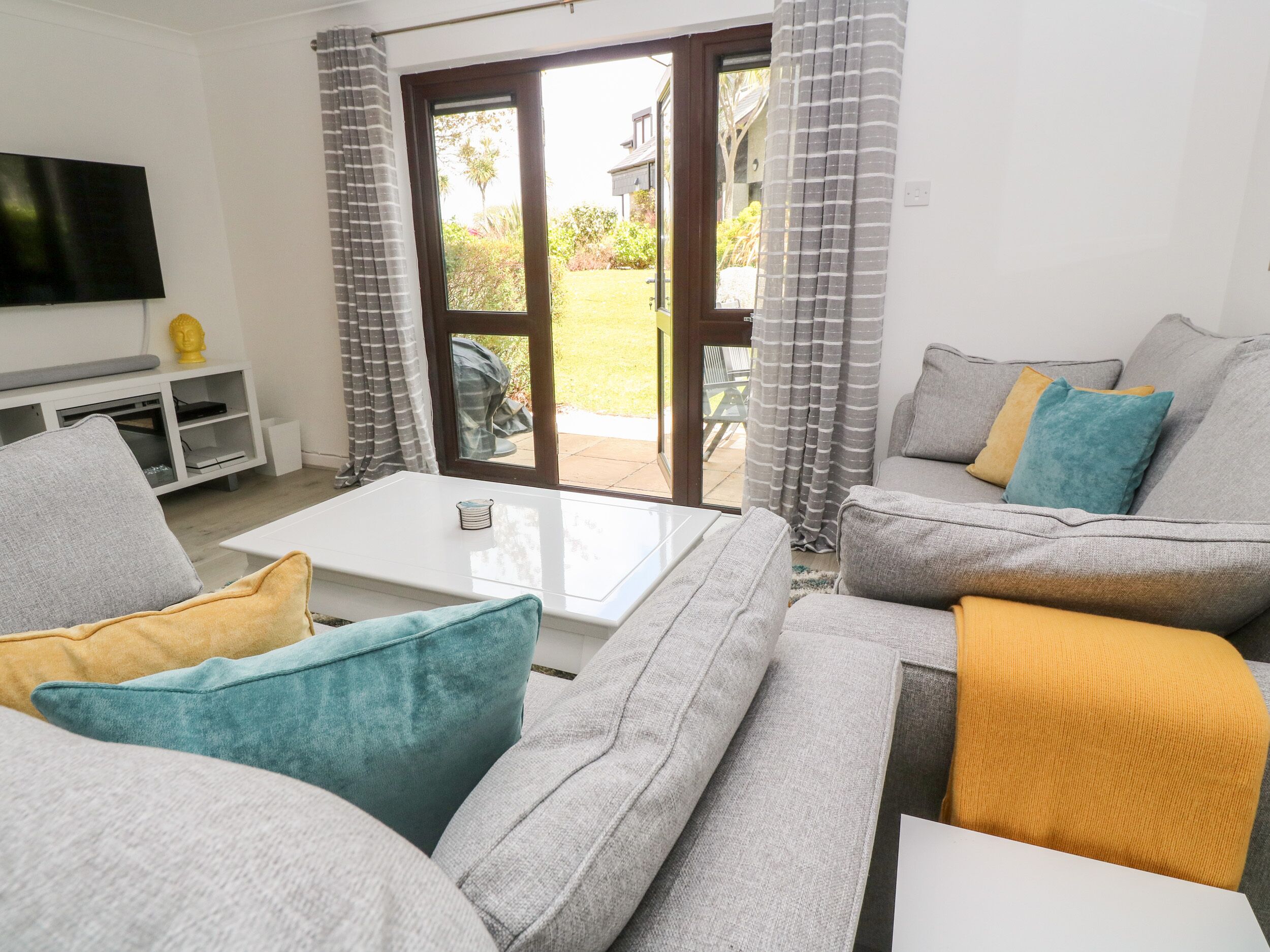 SEAGLASS, family friendly, with pool in Maenporth, Cornwall