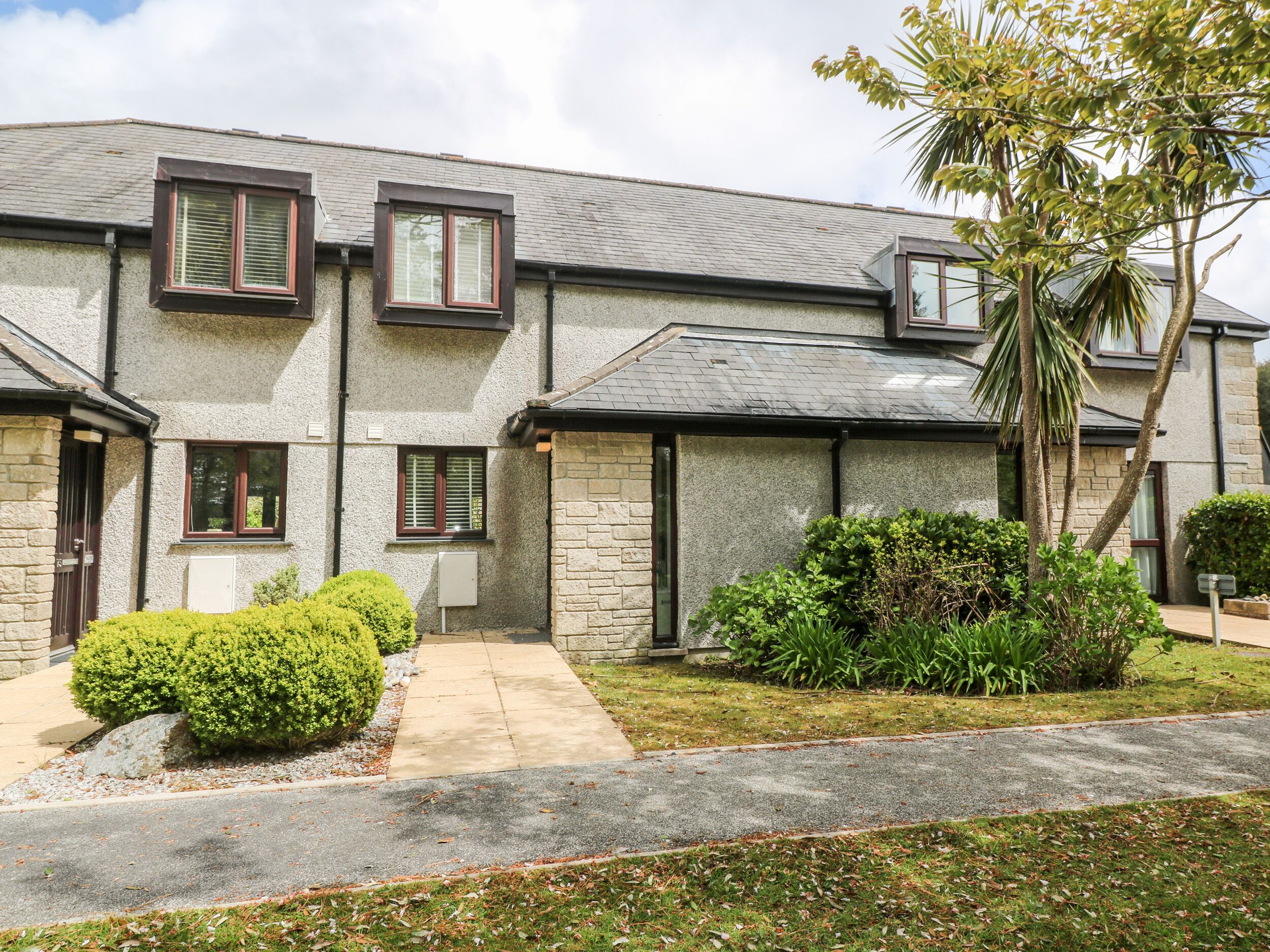 SEAGLASS, family friendly, with pool in Maenporth, Cornwall
