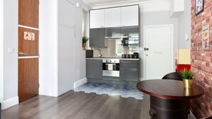 Comfort-Apartment | Eigene Küche | Großer Kühlschrank, Mikrowelle, Ofen, Herdplatte
