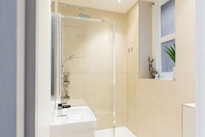 Comfort Apartment | Bathroom | Combined shower/tub