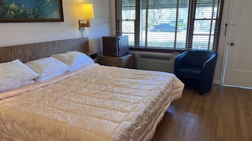 Escritorio y ropa de cama