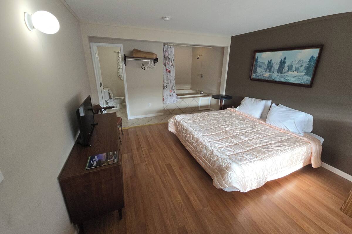 Kamar Double Comfort, 1 Tempat Tidur King, Bebas Asap Rokok | Meja kerja dan seprai linen