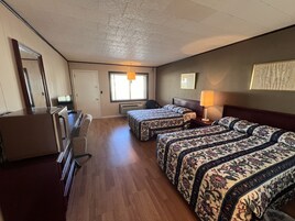 Escritorio y ropa de cama 