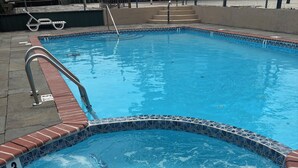 A swimming pool with a tiled edge, a metal ladder, and a number 3 sign. - Glenwood Inn - Stroudsburg (Delaware Water Gap)