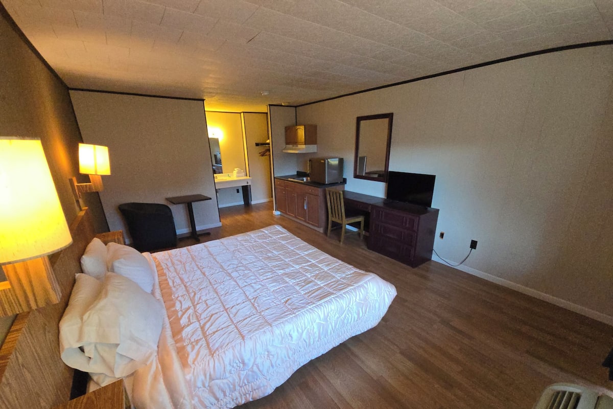 Kamar Double Standar, 1 Tempat Tidur King, Bebas Asap Rokok | Meja kerja dan seprai linen