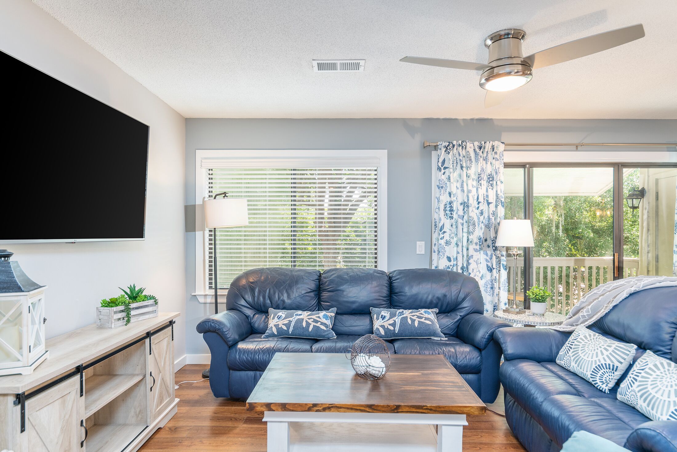 Forest Gardens CLEAN 2 Bedroom Gorgeous Condo Walk to Beach, Stylish & Comfy!