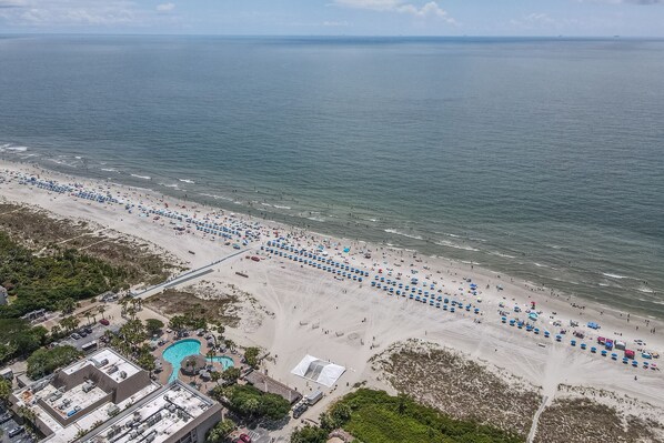 Playa en los alrededores, camastros y toallas de playa 