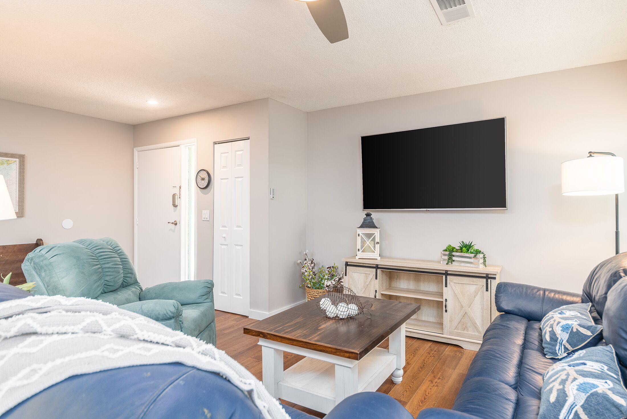 Forest Gardens CLEAN 2 Bedroom Gorgeous Condo Walk to Beach, Stylish & Comfy!