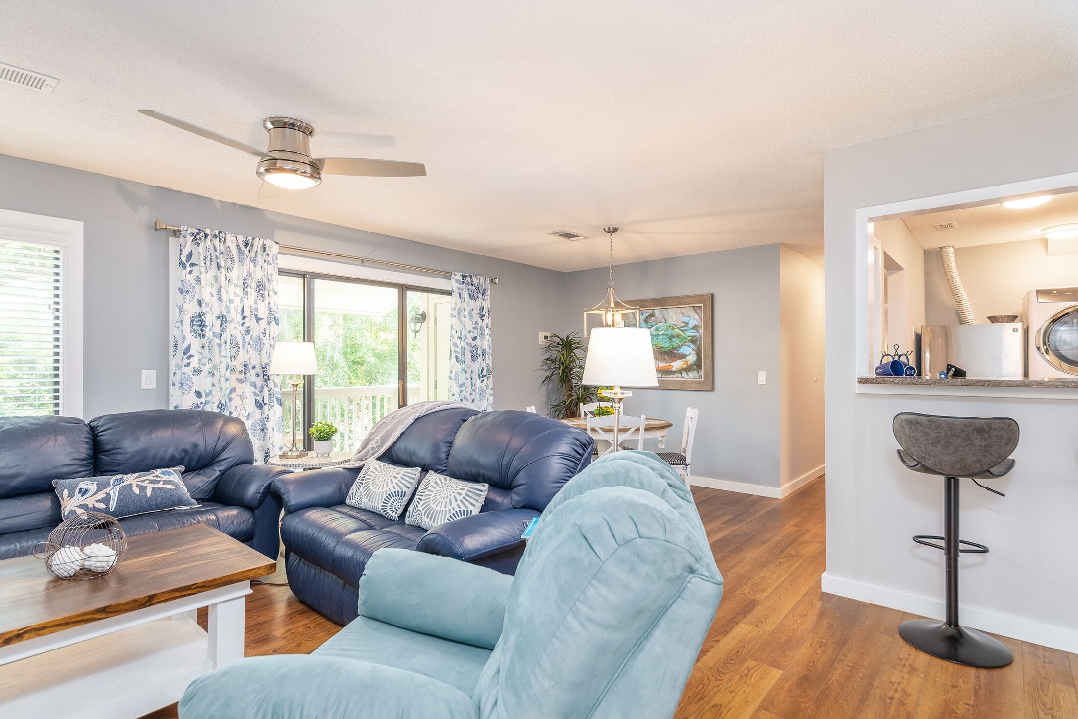 Forest Gardens CLEAN 2 Bedroom Gorgeous Condo Walk to Beach, Stylish & Comfy!