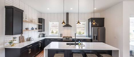 Kjøleskap, mikrobølgeovn, ovn og kokeplater