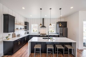 Een koelkast, een magnetron, een oven, een kookplaat