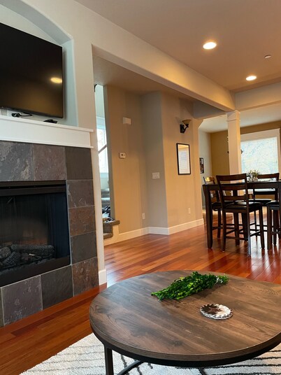 Simply Chic townhome 15 mins to PDX airport. 