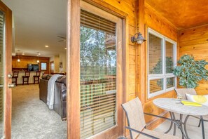 Outdoor dining - Uptown Relaxed Condo-Close to Amenities, Boutique Shops, & Cafes! (Pagosa Springs)