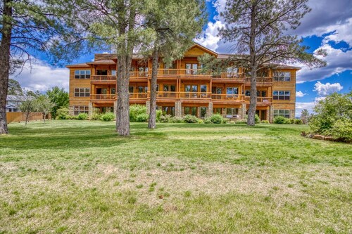 Uptown Relaxed Condo-Close to Amenities, Boutique Shops, & Cafes!