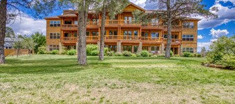 Uptown Relaxed Condo-Close to Amenities, Boutique Shops, & Cafes!