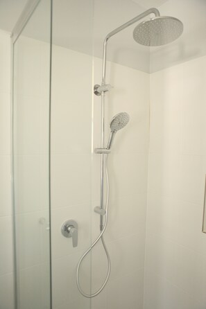 Shower, hair dryer, towels, soap - Mala Retreat, Shiraz Suite 5* Clean & Comfortable (Louth Park)
